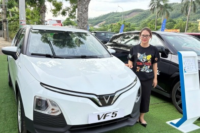 Lái thử VinFast VF 5, khách hàng Nghệ An hào hứng 'chốt' xe tại chỗ
