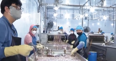 Đột kích cơ sở 'hô biến' nhiều tấn lòng lợn bốc mùi thành vỏ xúc xích, lạp xưởng