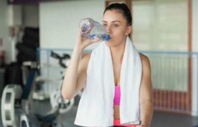 Bổ sung nước khi tập thể dục sai cách có thể gây hại sức khỏe