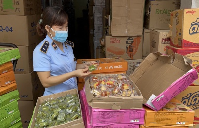 Hà Nội: Phát hiện, thu giữ hơn 10.000 chiếc bánh trung thu trôi nổi