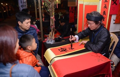 Người dân Thủ đô đi xin chữ đầu năm