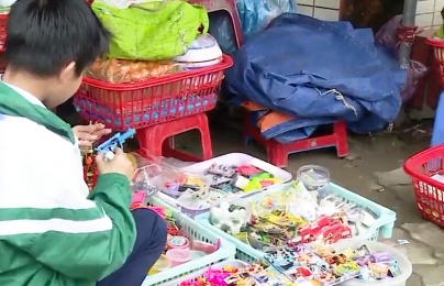 Nguy cơ độc hại từ đồ chơi trẻ em bằng nhựa không rõ nguồn gốc