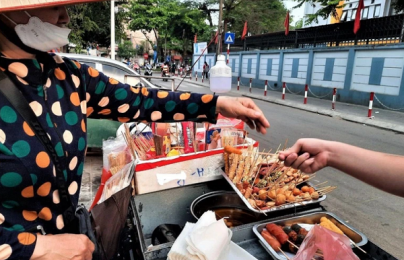 Mối lo về an toàn thức ăn đường phố 'nóng' trở lại sau hàng loạt vụ ngộ độc