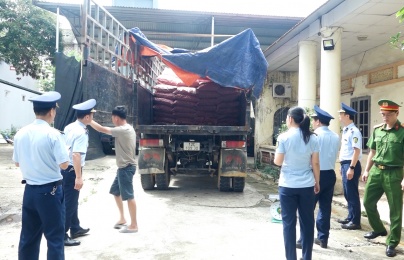 Bắt giữ xe tải chở 1,5 tấn chân gà không rõ nguồn gốc tại Lạng Sơn
