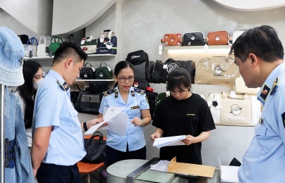Cơ quan chức năng bất ngờ kiểm tra, loạt shop 'hàng hiệu' tại Đà Nẵng có động thái 'lạ'
