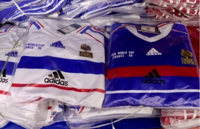 Gần 6.500 bộ quần áo nghi giả mạo tại Hà Nội: Nhận diện 'lỗ hổng' và giải pháp kiểm soát