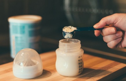 Hãng sữa lớn Lactalis của Pháp thu hồi sữa công thức cho trẻ em do phát hiện độc tố