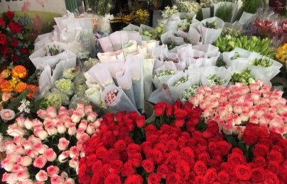 Rác thải nhựa từ sản xuất và buôn bán hoa tươi đem lại tác hại kép