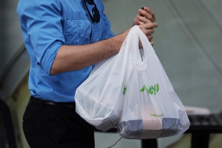 Canada cấm ống hút nhựa, túi nylon vì những tác hại nghiêm trọng và lâu dài