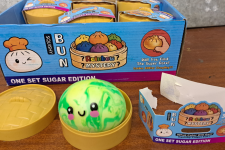 Cảnh báo đồ chơi bánh bao squishy chứa chất gây ung thư, ảnh hưởng sức khỏe trẻ nhỏ 
