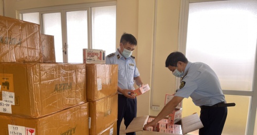 Thu giữ 15.000 sản phẩm thuốc lá điện tử nhập lậu - Vimarsana News