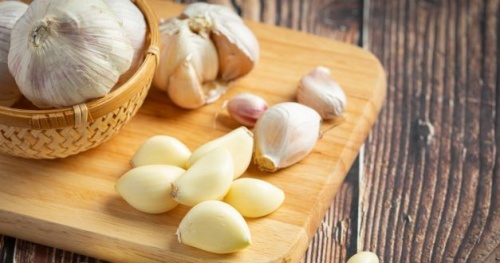 Củ tỏi giúp thúc đẩy quá trình sản xuất collagen nên bổ sung thường xuyên