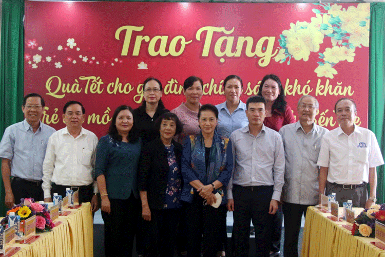 National Assembly Chairwoman Nguyen Thi Kim Ngan attended the Tet gift-giving ceremony in Ben Tre province